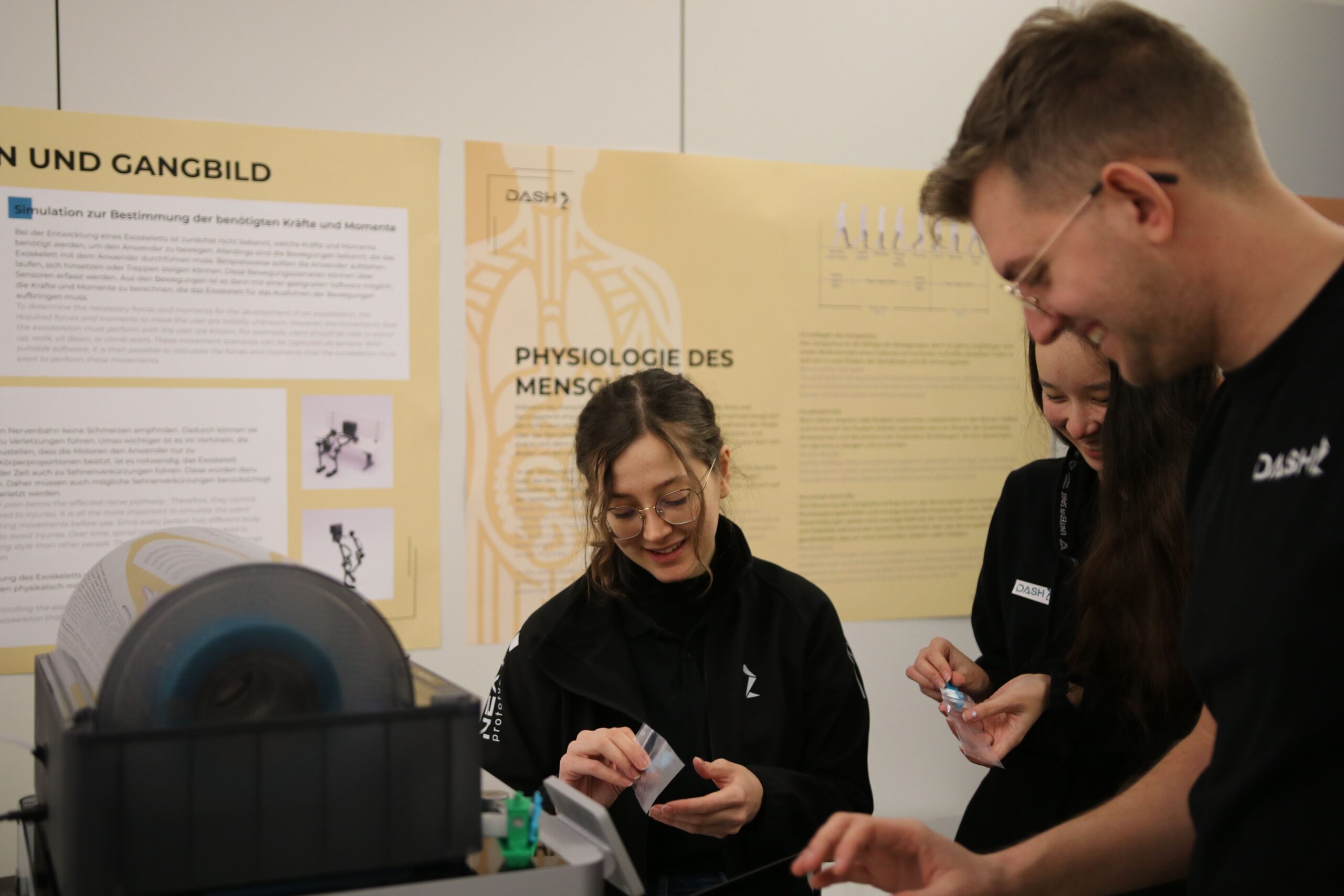 DASH members explaining the exoskeleton to visitors at the Deutsches Museum SCLab